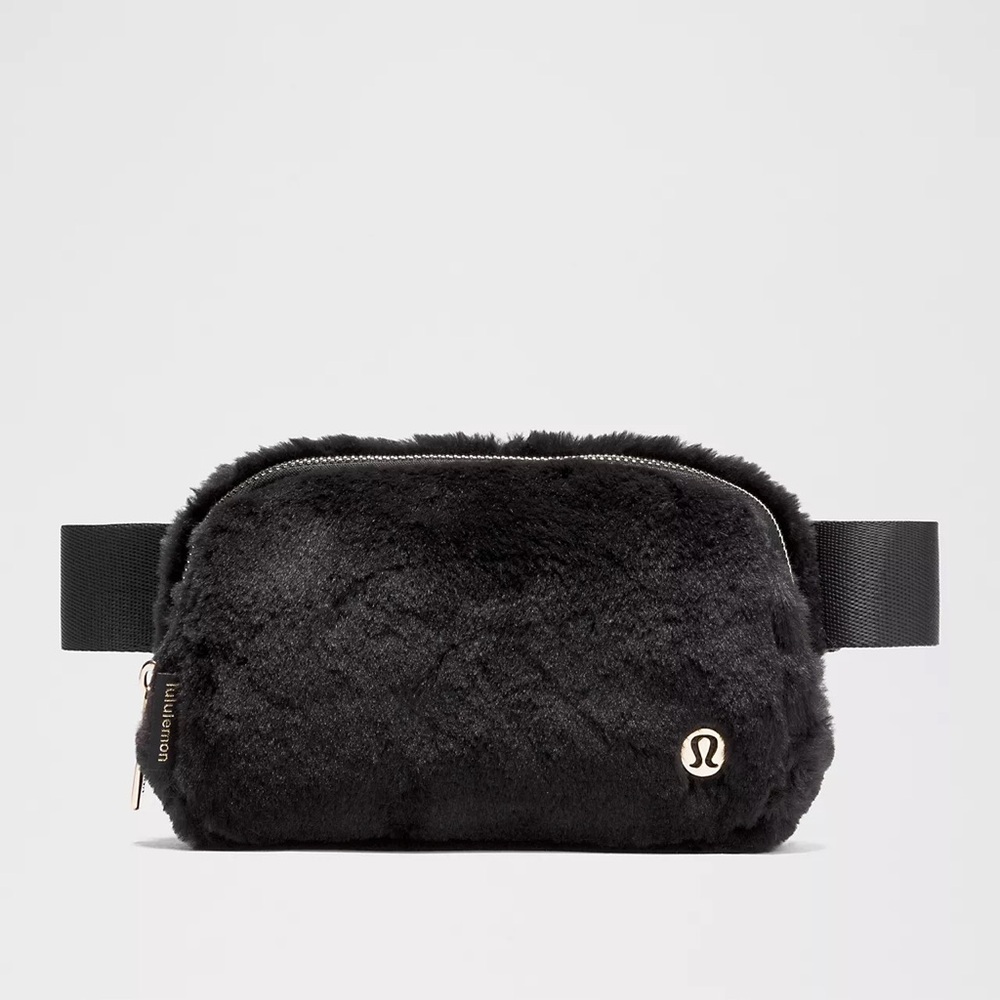 Lululemon athletica Everywhere Belt Bag Plush Fleece, black/gold—NWT